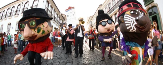 DESFILE BLOCONECO DE CATIN E BANDA NAVEGANTE ACOMPANHADO DOS GRUPOS PARTICIPANTES