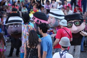 O Bloconeco: teatro de bonecos gigantes no coração do Carnaval